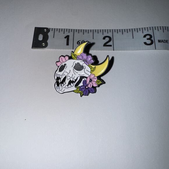 Cow Or Bull Skull With Horns And Flowers Pin Brooch - Picture 1 of 2